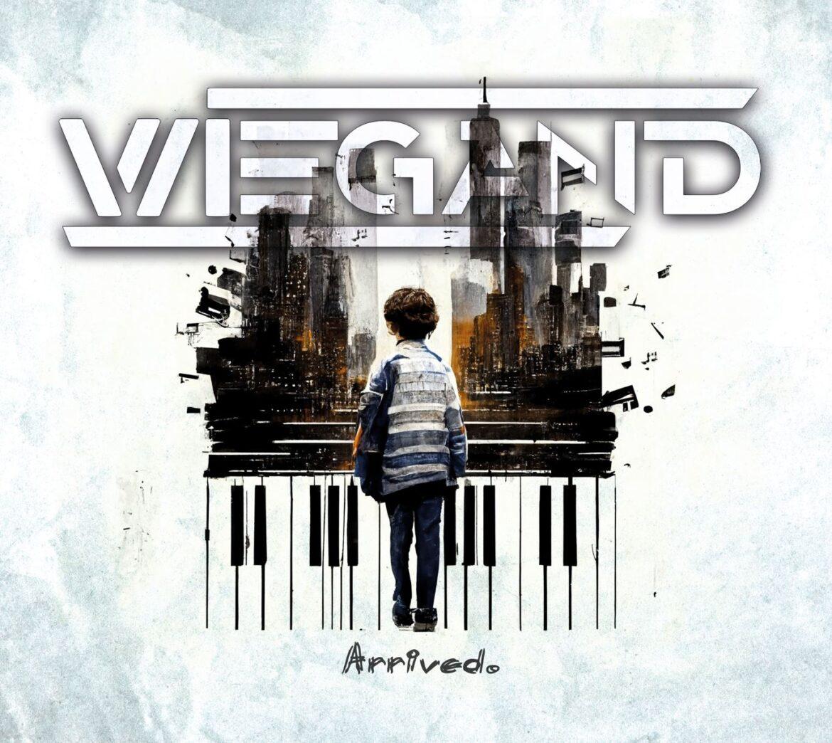 Das Cover von WIEGANDs Album 'Arrived' zeigt eine geschmückte Zeichnung eines Jungen vor einer Piaono- Klaviatur. Erstellt hat es Helge Wiegand mithilfe einer KI.
