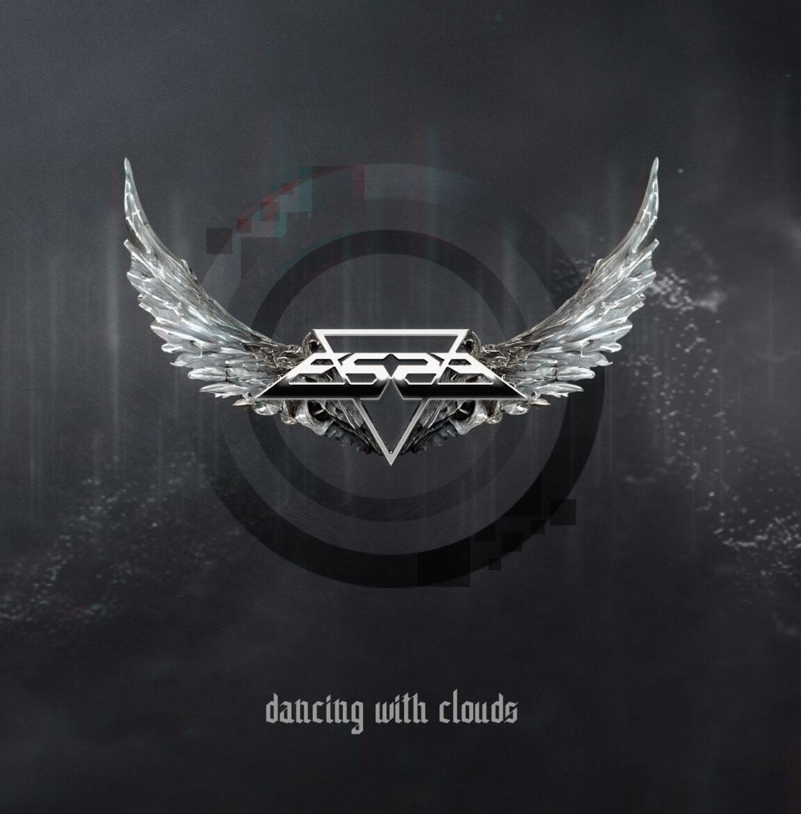 Cover zum ES23 Album "Dancing With Clouds". Es zeigt das metallisch glänzende Bandloge mit Engelsflügeln vor dunklem Hintergrund