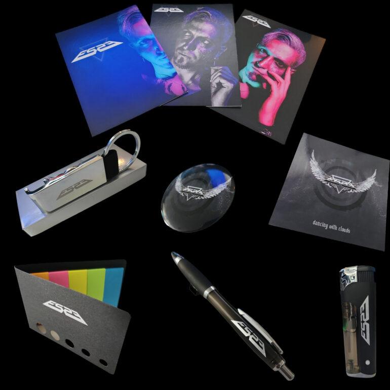 Inhalt der Collectors Box zu ES23 "Dancing With Clouds": Postcards, Kugelschreiber, Feuerzeug, CD, Schlüsselanhänger und weitere Kleinteile