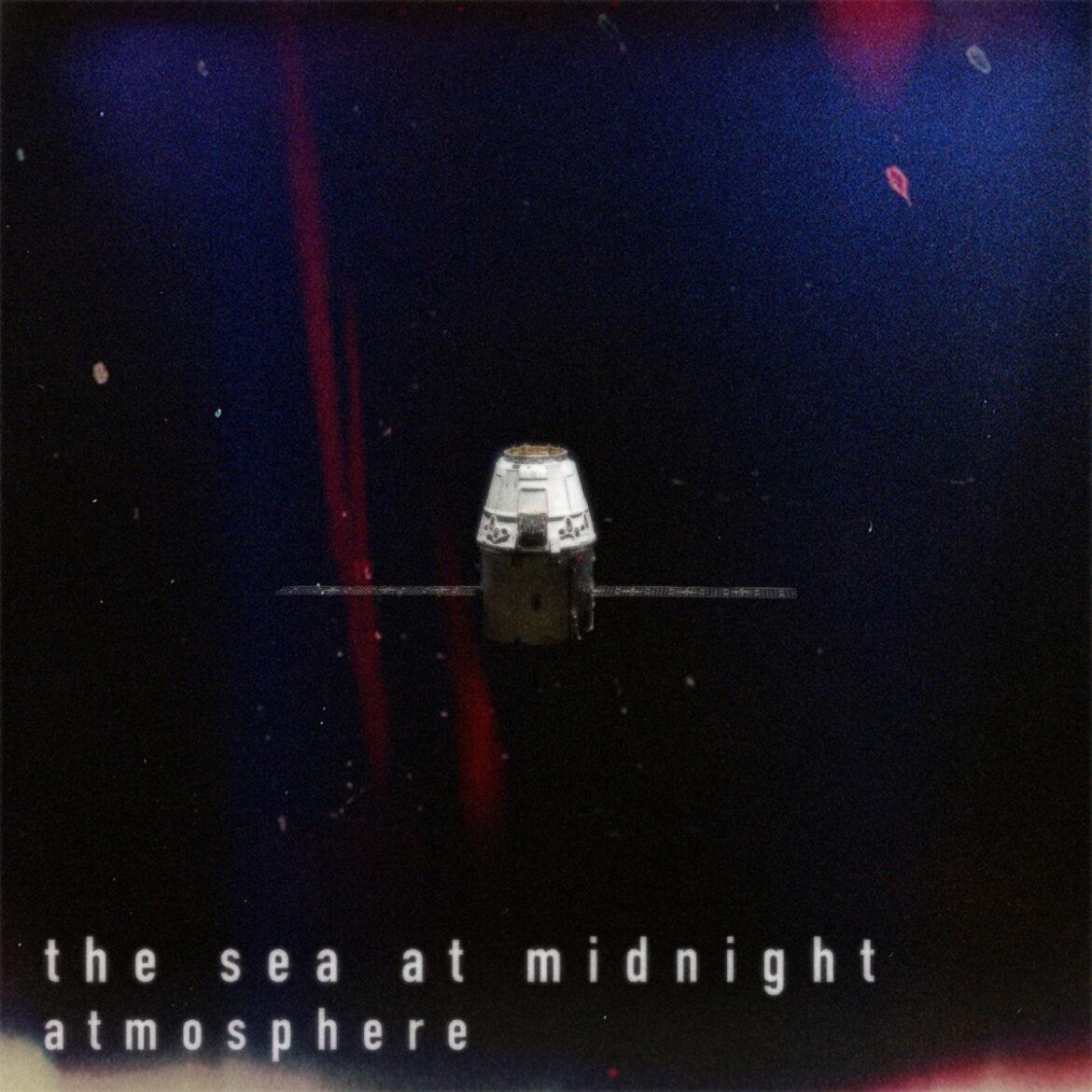 Cover für die digitale Single "Atmosphere" von THE SEA AT MIDNIGHT. Es zeigt eine verlorene Raumkapsel im All.