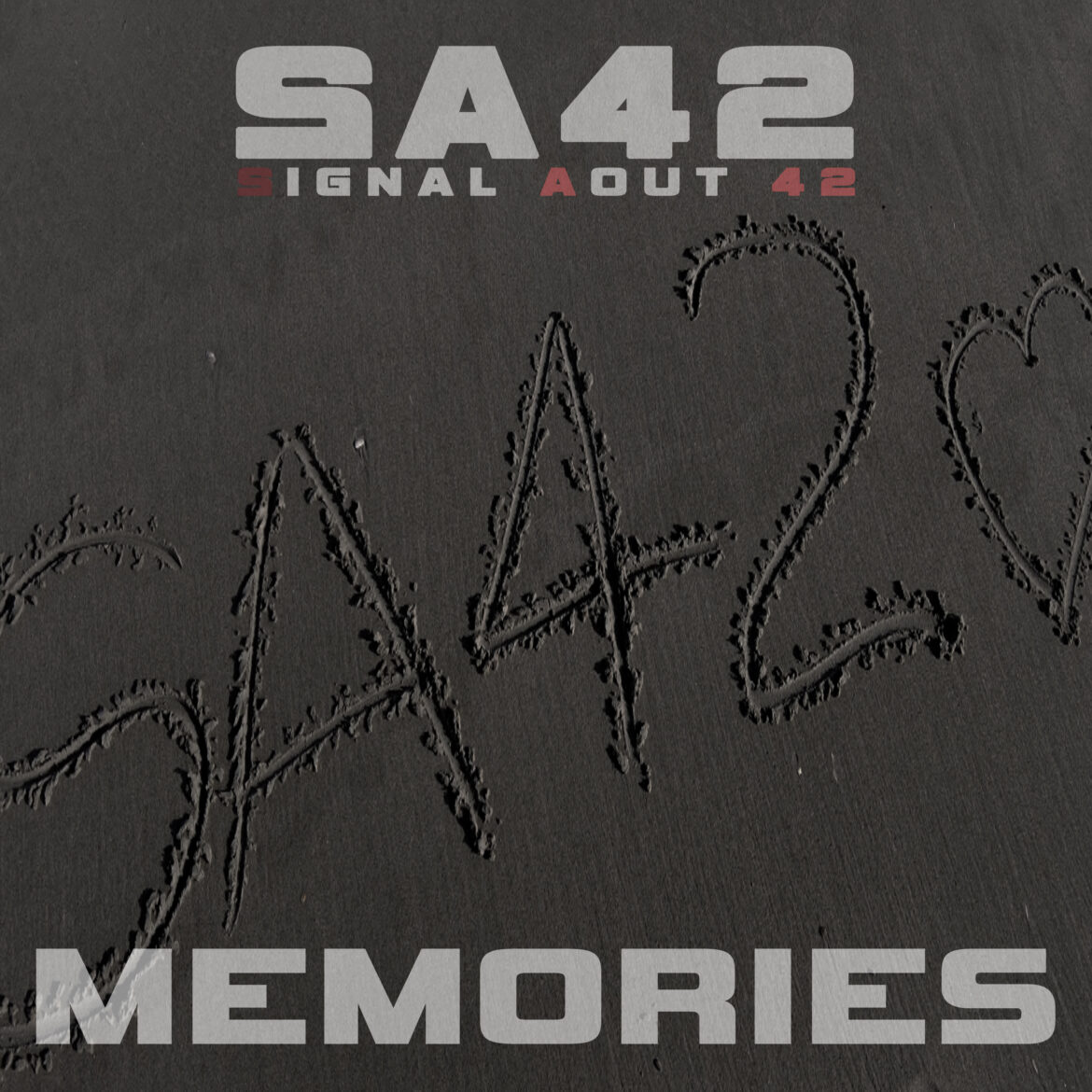 Das Cover der Single MEMORIES von SIGNAL AOUT 42 zeigt das Bandkürzel und ein Herz, eingeritzt in Strandsand