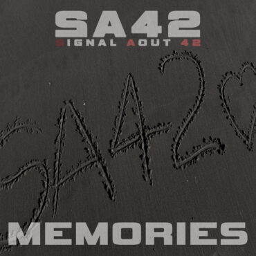 Das Cover der Single MEMORIES von SIGNAL AOUT 42 zeigt das Bandkürzel und ein Herz, eingeritzt in Strandsand