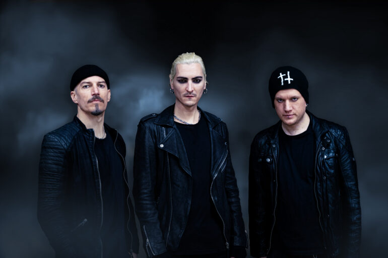 Das Promo Foto für das Album 'Destroying Kingdoms' zeigt die Band FLORIAN GREY in klassischen Goth Outfit vor einer Nebelwand