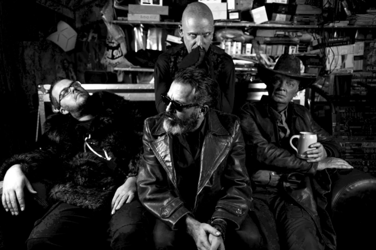 The Band THE ARCH auf einen klassisch düsteren Prono Foto für das Album "Sanctuary Rat"