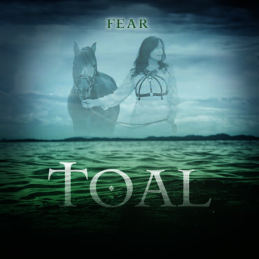Das Cover zu TOALs neuer Single Fear zeigt eine unwirklich- romantische Szenerie mit Luzi Lacole, einem Pferd und einem ruhigen See